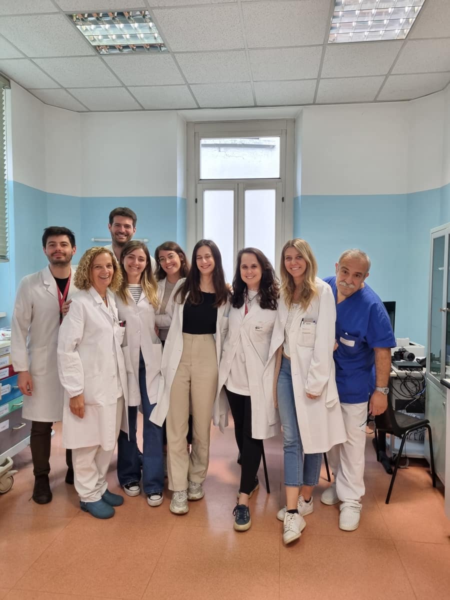 Equipo médico con guardapolvos en el Policlínico de Milán durante la rotación